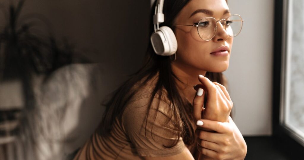 Mais de 1 bilhão de jovens podem ter problemas auditivos por causa do uso irregular do fone de ouvido