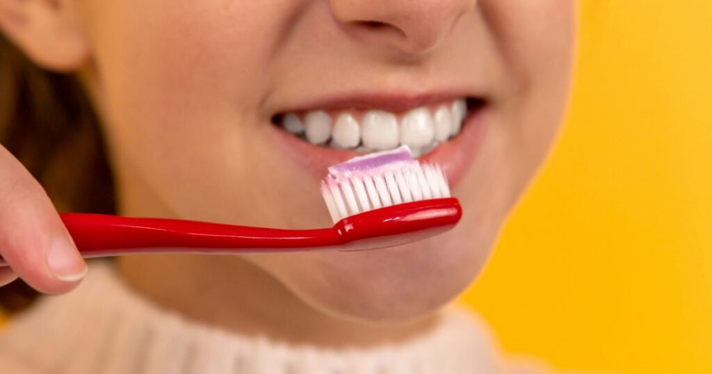 Sua escova de dentes pode prolongar a gripe ou te contaminar de novo