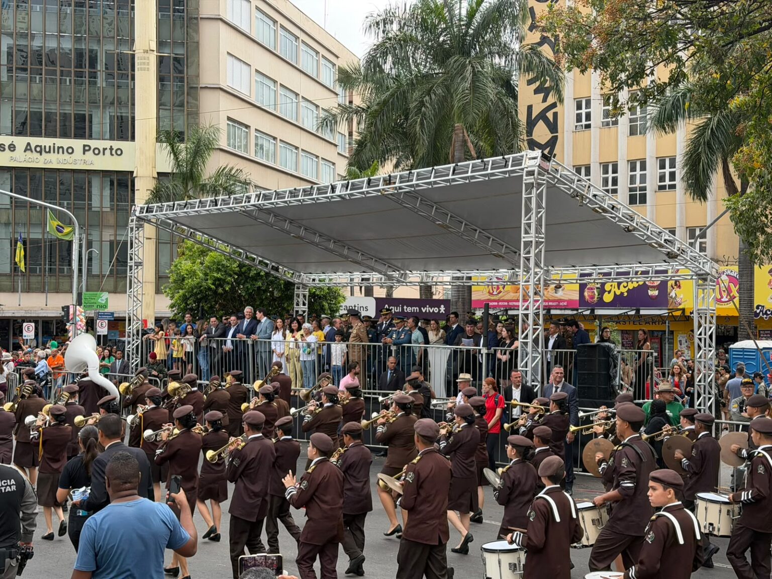 Desfile cívico-militar reúne mais de 15 mil pessoas no centro de Goiânia