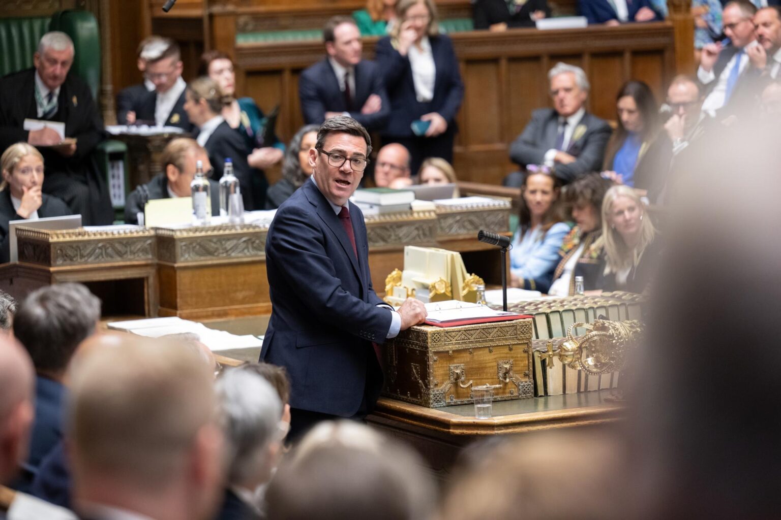 Andy Burnham enfrenta separatismo e pressão pelas Malvinas