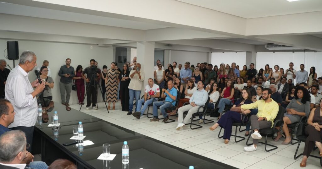 Catalão reforça rede municipal de Saúde com posse de 56 novos profissionais