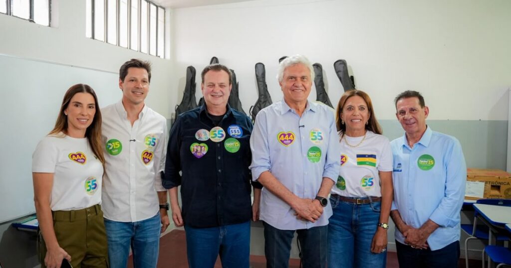 Daniel Vilela acompanha Ronaldo Caiado durante votação em Nova Crixás