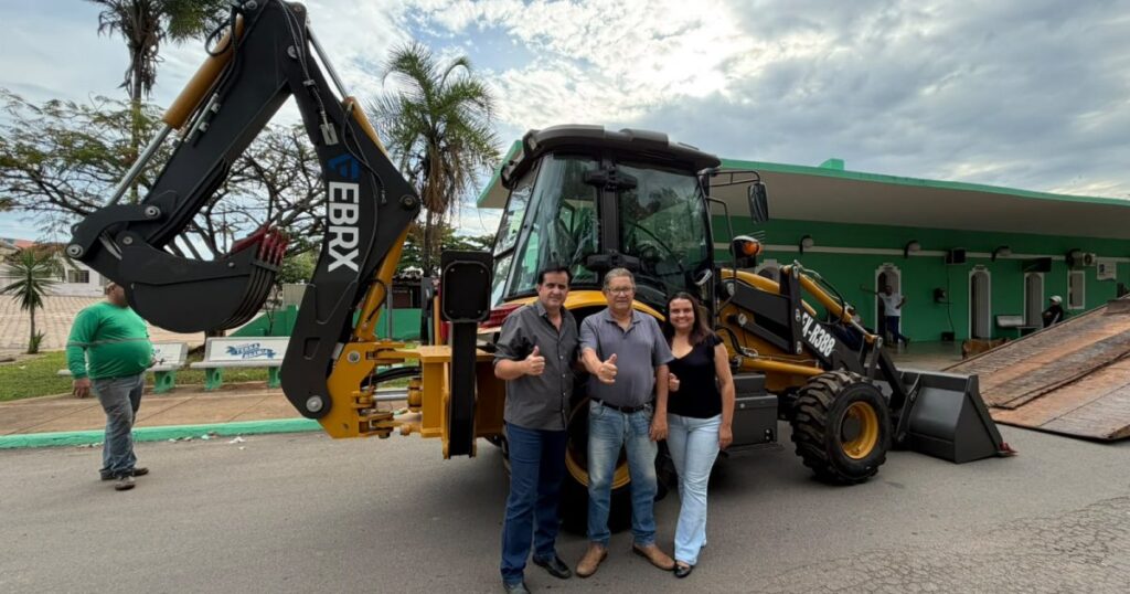 Goiandira recebe nova retroescavadeira vibilizada pelo Governo de Goiás via Seinfra