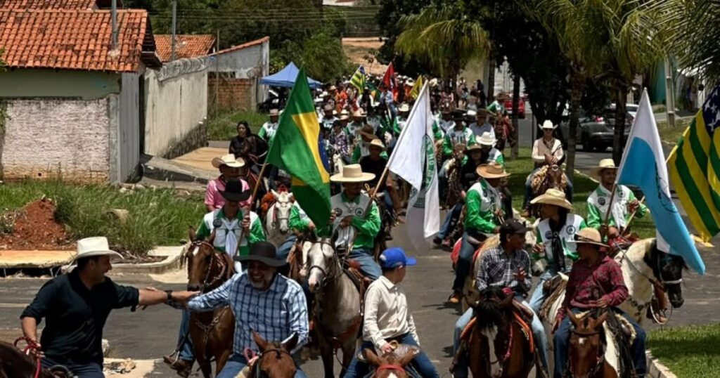 Cavalgada dos 73 anos de Três Ranchos celebra a cultura sertaneja e reúne centenas de participantes