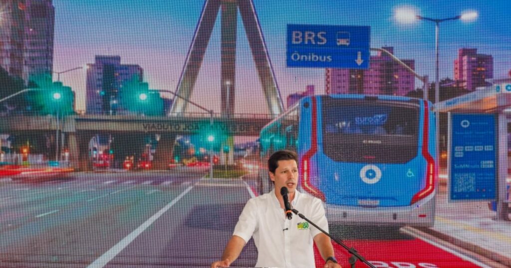 Daniel Vilela lança sistema para agilizar transporte coletivo e entrega nove ônibus