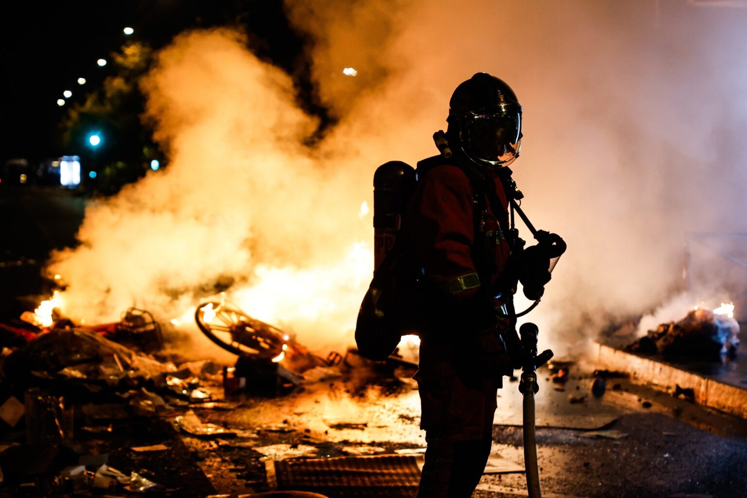 Como protestos de estudantes descambaram para violência e saques na França