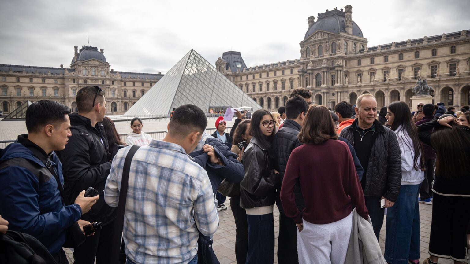 Trump diz que França precisa fechar fronteiras após tumultos